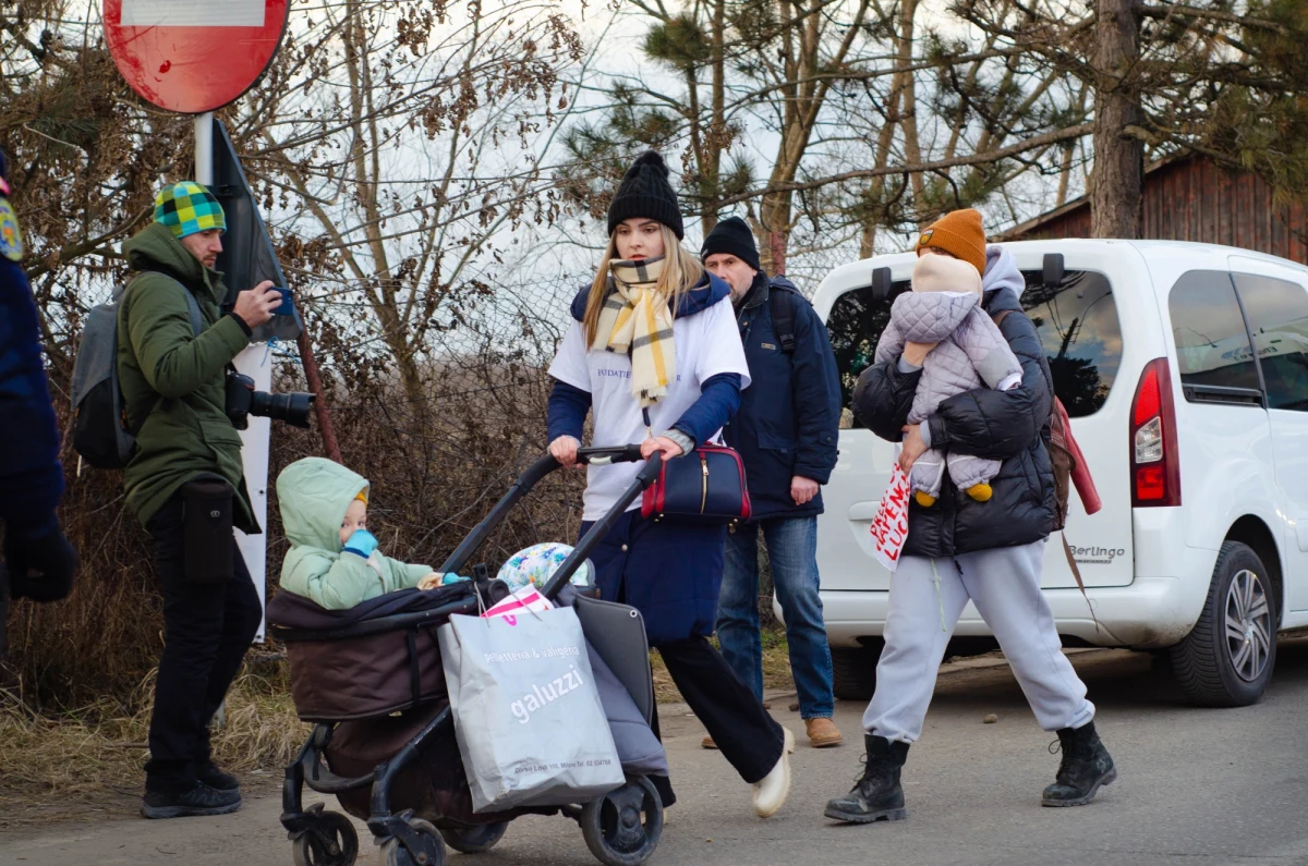 Na jednej z ulic w Kutnie (Łódzkie) doszło do niegroźnej kolizji, w której uczestniczyła rodzina z Ukrainy, uciekająca przed wojną do Niemiec. Policjanci z kutnowskiej drogówki pomogli jej bezpiecznie wyjechać z miasta, zatankowali samochód i kupili żywności na drogę.