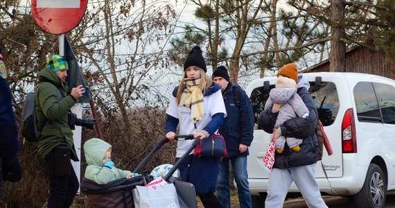 Na jednej z ulic w Kutnie (Łódzkie) doszło do niegroźnej kolizji, w której uczestniczyła rodzina z Ukrainy, uciekająca przed wojną do Niemiec. Policjanci z kutnowskiej drogówki pomogli jej bezpiecznie wyjechać z miasta, zatankowali samochód i kupili żywności na drogę.
