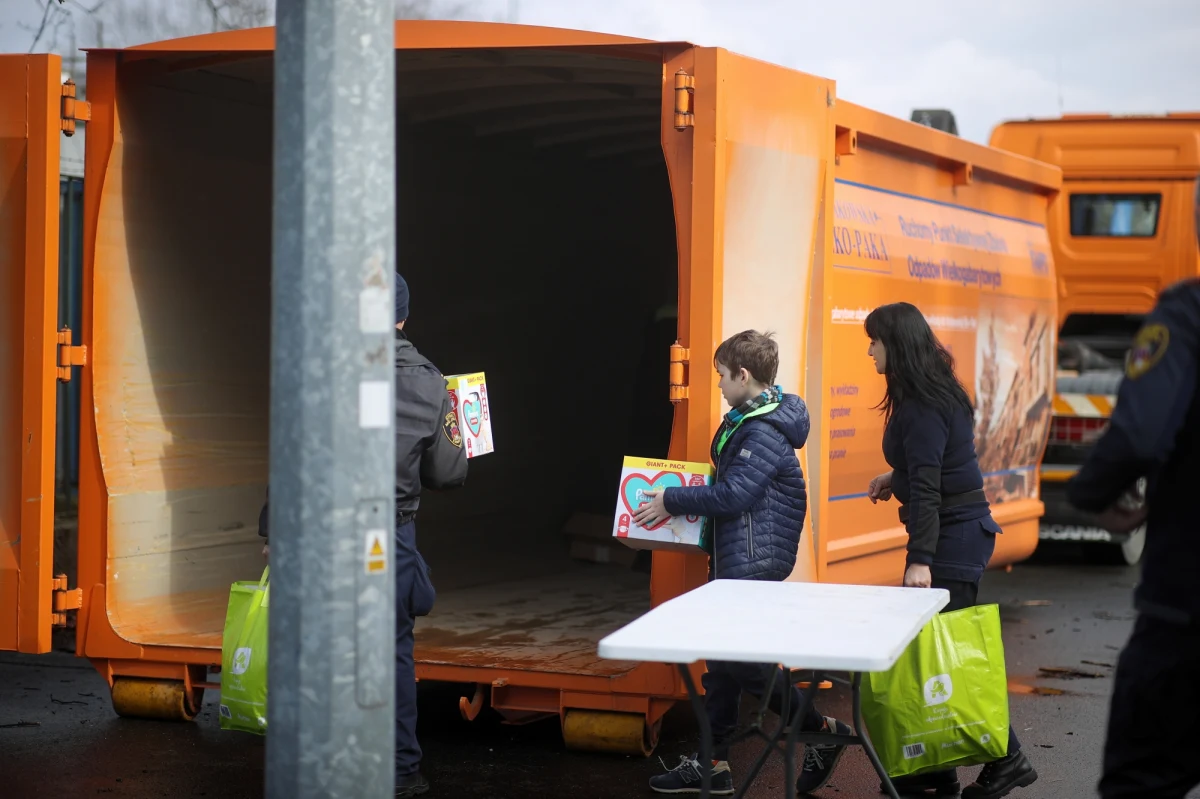 W piątek zostanie wstrzymane wydawanie pakietów dla uchodźców, które od początku marca były rozdawane na Stadionie Miejskim im. H. Reymana w Krakowie. Pochodziły one z pomocy przekazanej przez mieszkańców miasta. Do tej pory wydano ok. 1,5 tys. takich paczek.