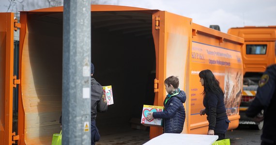 W piątek zostanie wstrzymane wydawanie pakietów dla uchodźców, które od początku marca były rozdawane na Stadionie Miejskim im. H. Reymana w Krakowie. Pochodziły one z pomocy przekazanej przez mieszkańców miasta. Do tej pory wydano ok. 1,5 tys. takich paczek.