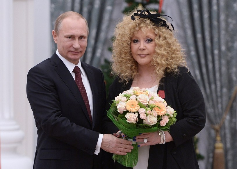Ałła Pugaczowa, jedna z najbardziej znanych rosyjskich gwiazd na świecie, według najnowszych doniesień uciekła z Rosji. Piosenkarka miała opuścić własny kraj po tym, jak jej mąż, Maksim Gałkin skrytykował wojnę rozpętaną przez Putina.