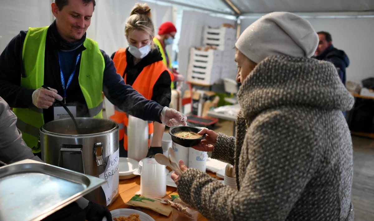 "Róbmy wszystko, by zadbać o reżim sanitarny, gdy pomagamy obywatelom Ukrainy" - zachęcają w RMF FM lekarze. Specjaliści podkreślają jednocześnie, że zasady sanitarne nie mogą ograniczać naszej pomocy, która jest bardzo potrzebna. "Jednak chroniąc teraz siebie, chronimy też osoby, które czekają na nasze wsparcie" - przyznaje w rozmowie z naszym reporterem specjalista chorób zakaźnych profesor Krzysztof Tomasiewicz.