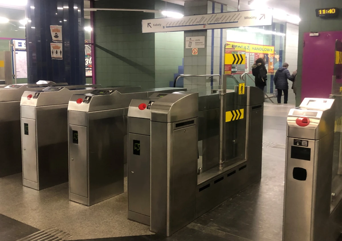 Dodatkowe ułatwienia i lepsze oznakowanie dla obywateli Ukrainy pojawiły się na stacjach metra w Warszawie. To między innymi stale otwarte bramki opisane jako bezpłatne przejścia dla obywateli Ukrainy.

