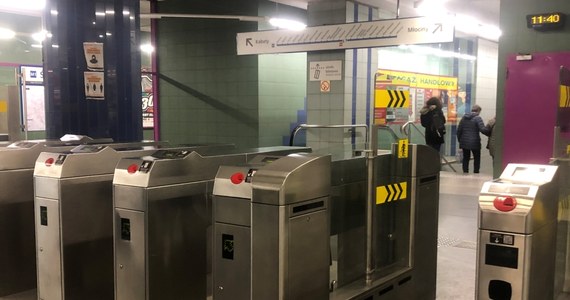 Dodatkowe ułatwienia i lepsze oznakowanie dla obywateli Ukrainy pojawiły się na stacjach metra w Warszawie. To między innymi stale otwarte bramki opisane jako bezpłatne przejścia dla obywateli Ukrainy.

