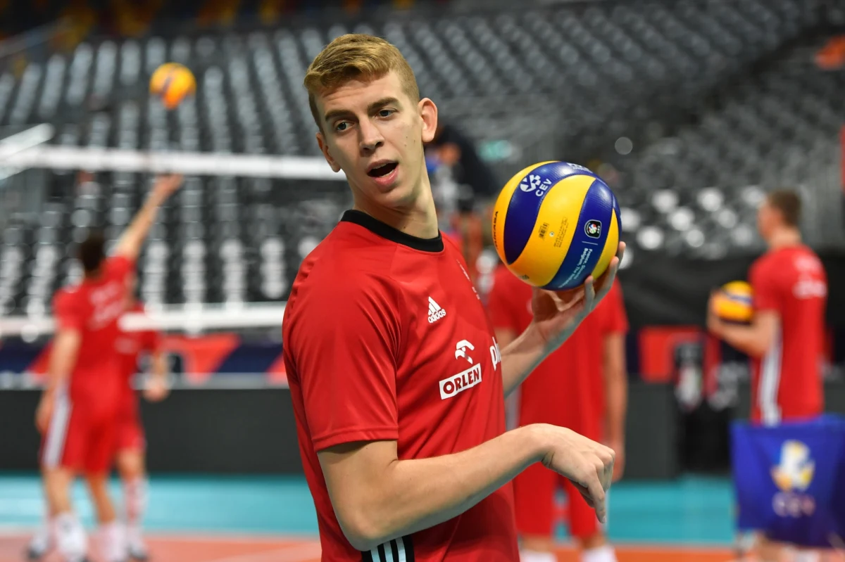 Ewakuował się z Ukrainy - teraz pomaga kolegom z boiska, którzy ruszyli do walki z rosyjskim najeźdźcą. Siatkarz reprezentacji Polski i zawodnik ukraińskiego klubu Epicentr-Podolany Horodok - Artur Szalpuk postawił sport na drugim miejscu, by organizować pomoc dla ogarniętej wojną Ukrainy. Zawodnik wspólnie ze znajomymi organizuje w Warszawie zbiórki najpotrzebniejszych rzeczy, a potem zawozi dary na granicę.