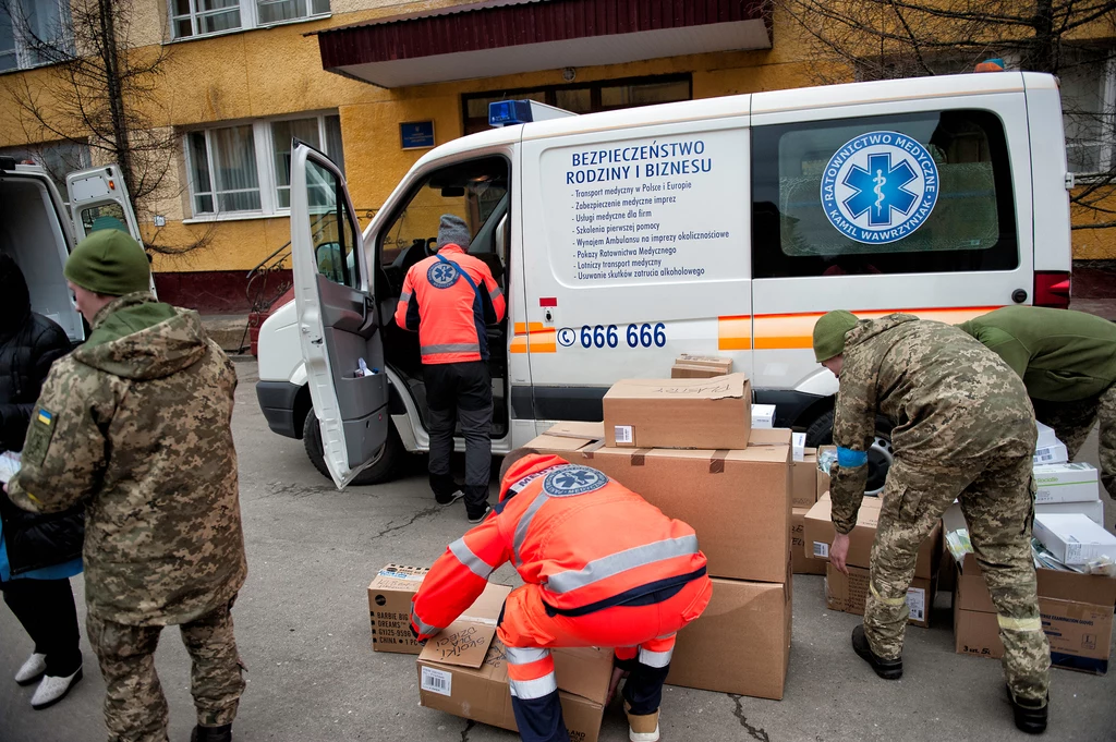 Ratownicy przekazali Ukraińcom ambulans i zapasy opatrunków, leków i darów przeznaczonych dla najmłodszych 