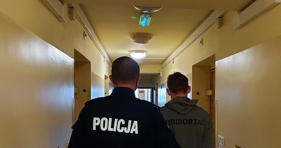 Sprawca napadu na stację benzynową w gminie Krzyżanów – zatrzymany. 23-letniego mężczyznę ujęli policjanci z Kutna. Mieszkaniec powiatu kutnowskiego ukradł z kasy gotówkę, a pracownicy stacji benzynowej groził metalowym prętem. Mężczyzna już usłyszał zarzut i przyznał się do winy. Do więzienia może trafić na 12 lat. 