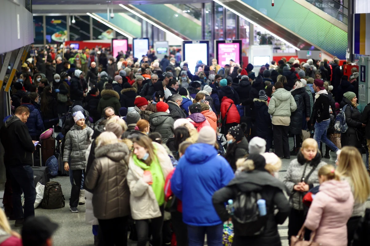 Na dworzec główny w Krakowie codziennie przyjeżdżają kolejne pociągi z uchodźcami z  Ukrainy. Nie wszystkie kończą bieg, część jedzie dalej, ale i tak większość osób wysiada w Krakowie. Uchodźcy mówią, że znają miasto, że stąd jest bliżej na Ukrainę i tu łatwiej o pomoc. Władze miasta alarmują jednak, że w Krakowie nie ma już więcej miejsc dla uchodźców.

