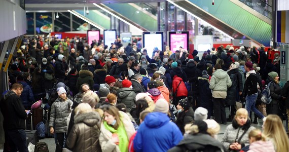 Na dworzec główny w Krakowie codziennie przyjeżdżają kolejne pociągi z uchodźcami z  Ukrainy. Nie wszystkie kończą bieg, część jedzie dalej, ale i tak większość osób wysiada w Krakowie. Uchodźcy mówią, że znają miasto, że stąd jest bliżej na Ukrainę i tu łatwiej o pomoc. Władze miasta alarmują jednak, że w Krakowie nie ma już więcej miejsc dla uchodźców.

