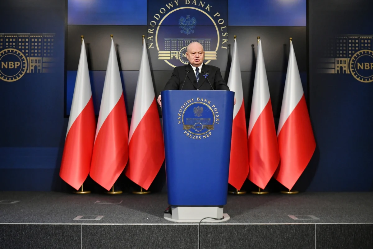 „Nie ma żadnych powodów do paniki, nie ma żadnych powodów do wypłacania polskich złotych z bankomatów i z banków. Zeszły tydzień to było szaleństwo. Kolejki przed bankomatami, okienkami, banki nie nadążały z dowozem gotówki do bankomatów i oddziałów” – przekazał prezes Narodowego Banku Polskiego Adam Glapiński. Stwierdził, że w Polsce są odpowiednie zapasy gotówki.