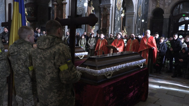 Trzech poległych ukraińskich żołnierzy zostało pochowanych we Lwowie. Wewnątrz majestatycznego barokowego kościoła grecko-katolickiego z XVII wieku, dziesiątki żołnierzy i cywilów zgromadziło się, aby uczestniczyć w obrzędach pogrzebowych. Na czele trumien, które były zamknięte wbrew tradycji, sześciu młodych żołnierzy pełniło funkcję straży honorowej z dużymi, drewnianymi krzyżami i flagą Ukrainy.