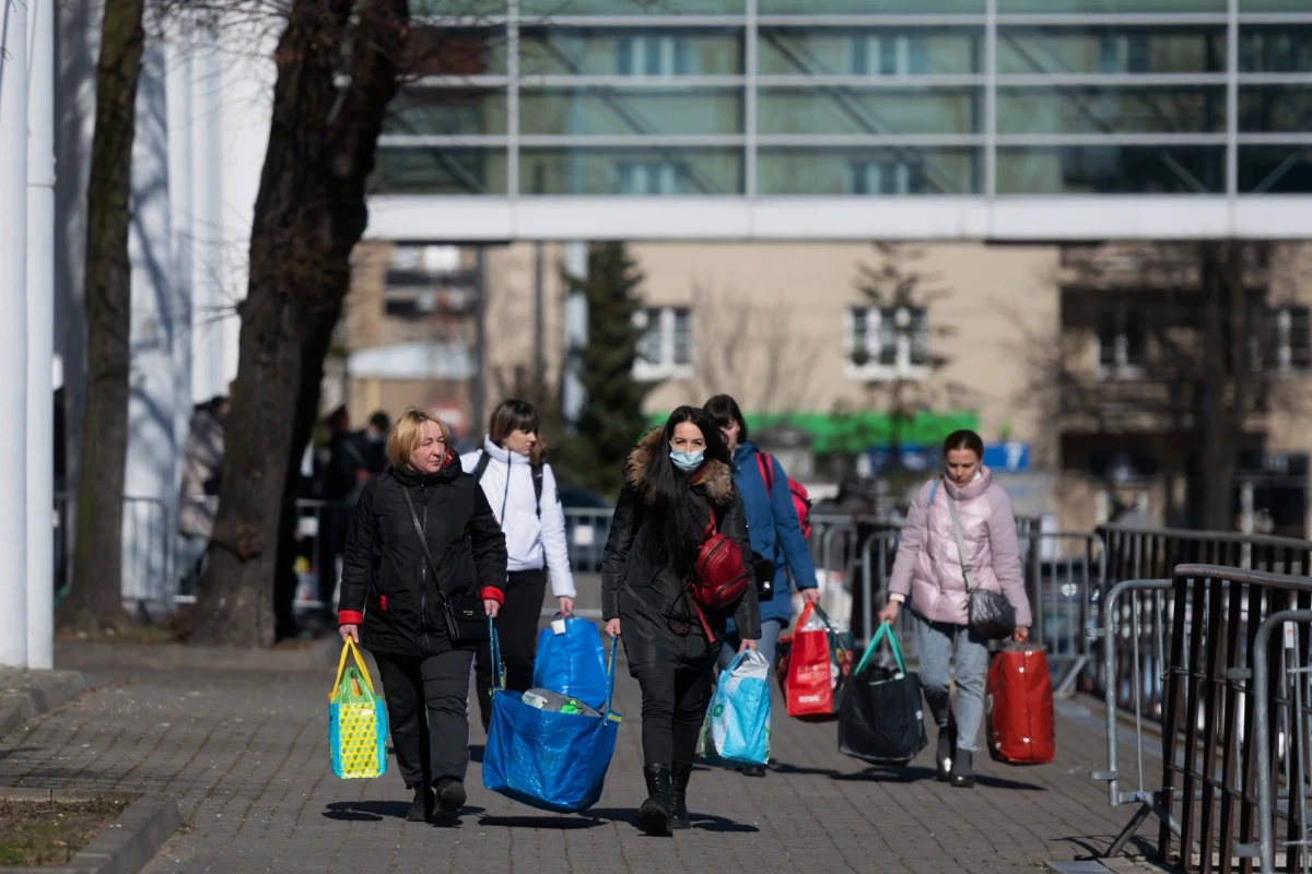 Od środy punkt informacyjny na Dworcu Głównym w Poznaniu dla przybywających do stolicy Wielkopolski uchodźców z Ukrainy będzie działał całodobowo – podały służby wojewody wielkopolskiego. Wcześniej punkt działał przez kilkanaście godzin na dobę.