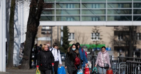 Od środy punkt informacyjny na Dworcu Głównym w Poznaniu dla przybywających do stolicy Wielkopolski uchodźców z Ukrainy będzie działał całodobowo – podały służby wojewody wielkopolskiego. Wcześniej punkt działał przez kilkanaście godzin na dobę.