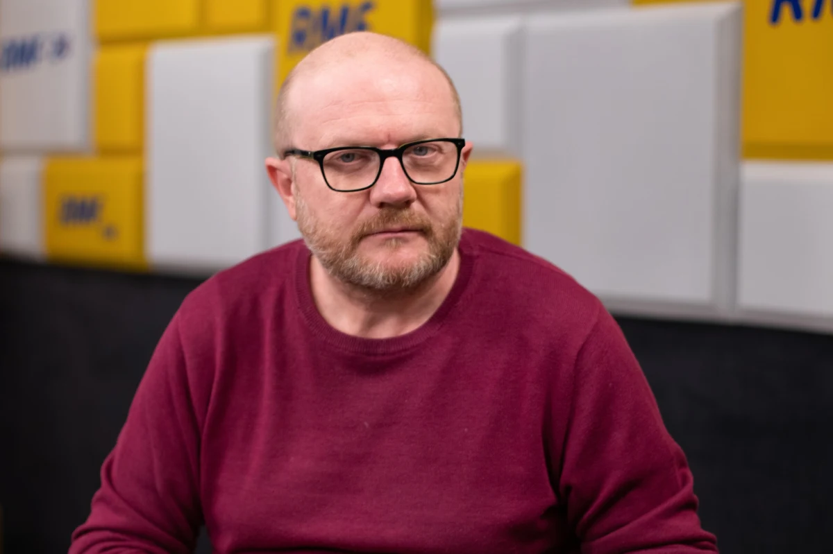 "Część osób wyjeżdża za granicę, jesteśmy trochę państwem tranzytowym, ludzie przekraczają granice i jadą dalej. W tej chwili mamy w Polsce 800-850 tysięcy uchodźców"  - powiedział w Popołudniowej rozmowie w RMF FM prof. Maciej Duszczyk, specjalista od migracji z Ośrodka Badań nad Migracjami Uniwersytetu Warszawskiego. "Te osoby, które będą teraz przyjeżdżały, one nie mają kontaktów w innych państwach członkowskich Unii Europejskiej" - dodał gość Tomasza Terlikowskiego.