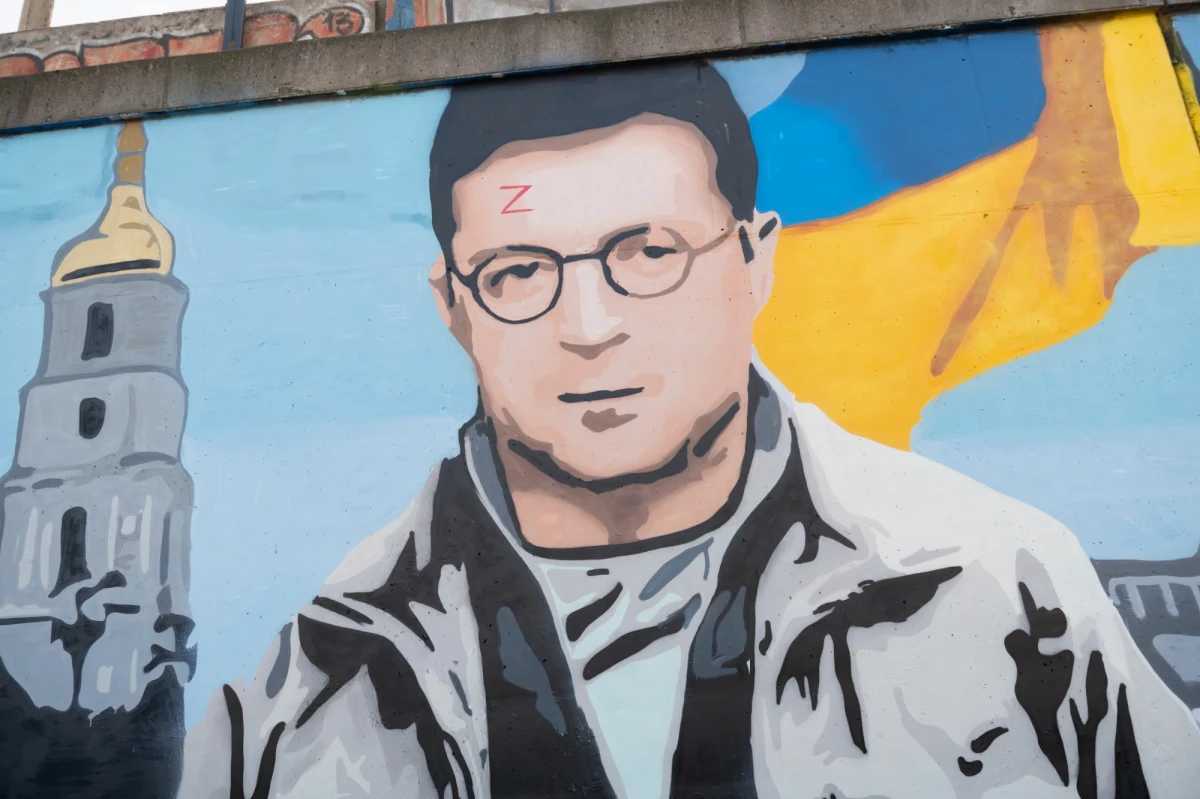 Artysta, który kilka dni temu w Poznaniu stworzył mural przedstawiający Władimira Putina jako Lorda Voldemorta już zamalował swoje dzieło. I w tym samym miejscu stworzył nowe: prezydent Ukrainy Wołodymyr Zełenski został sportretowany jako Harry Potter, w tle jest ukraińska flaga i panorama Kijowa. 

