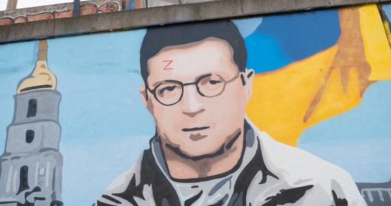 Artysta, który kilka dni temu w Poznaniu stworzył mural przedstawiający Władimira Putina jako Lorda Voldemorta już zamalował swoje dzieło. I w tym samym miejscu stworzył nowe: prezydent Ukrainy Wołodymyr Zełenski został sportretowany jako Harry Potter, w tle jest ukraińska flaga i panorama Kijowa. 

