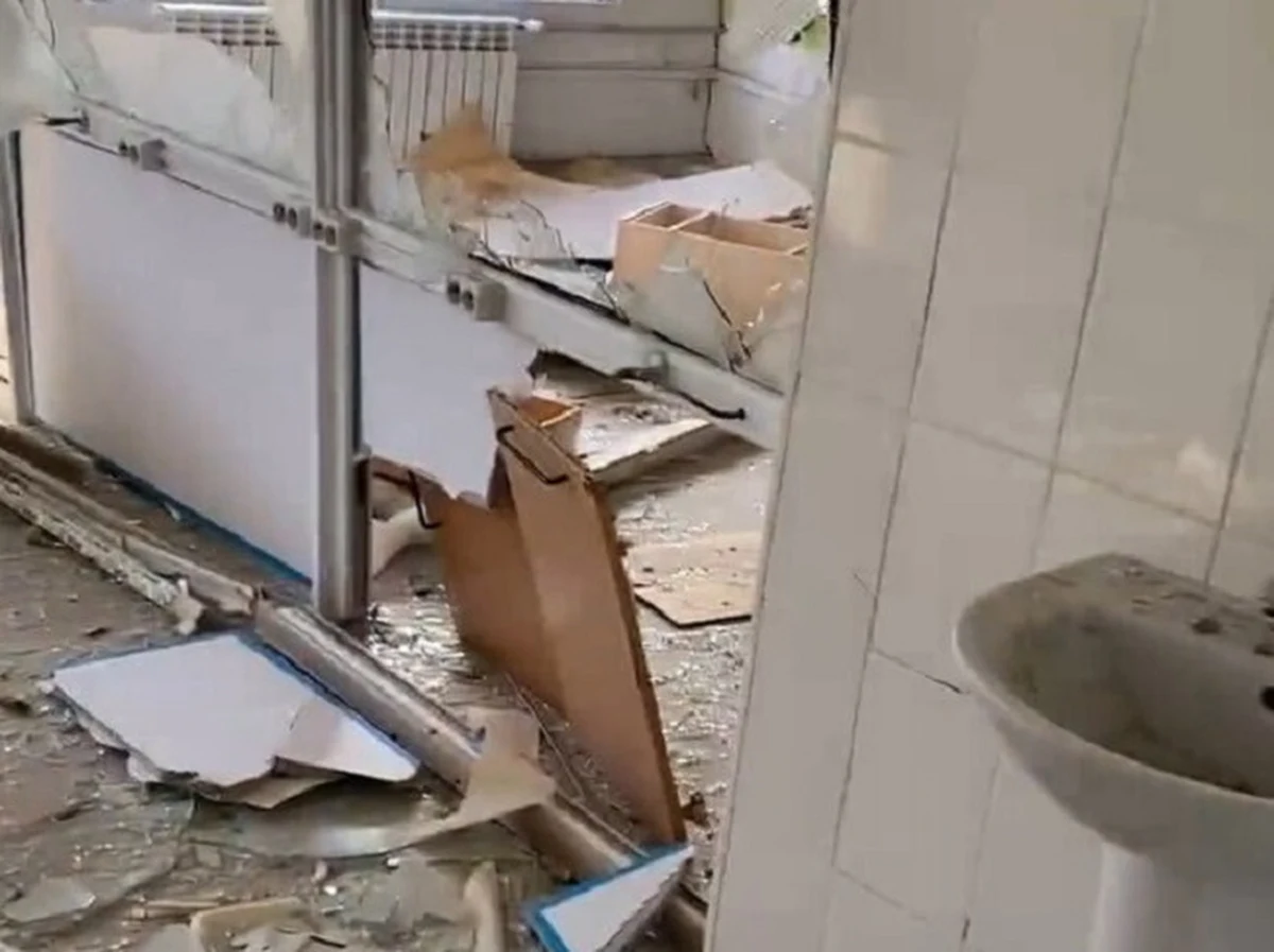 "To oszałamiająca zbrodnia wojenna w Mariupolu. Dajcie nam samoloty dla dobra ludzkości, teraz! Giną ludzie, a ta kwestia jest cały czas rozważana" - zaapelował szef ukraińskiego MSZ Dmytro Kułeba. W okupowanym Berdiańsku na południu Ukrainy siły rosyjskie ogłaszają rozdawanie rosyjskich paszportów i umorzenie długów za rachunki. Co najmniej 10 osób, w tym dwoje niemowląt, zginęło w wyniku rosyjskich ataków lotniczych w obwodzie żytomierskim. Unia Europejska nałożyła kolejne sankcje na Rosję i Białoruś. Z miasta Sumy udało się ewakuować siedem tysięcy ludzi. Rosjanie utrudniają ewakuację z podkijowskich miast. Najnowsze informacje, zdjęcia, filmy i komentarze dotyczące rosyjskiej inwazji na Ukrainę zbieramy w naszej relacji minuta po minucie.