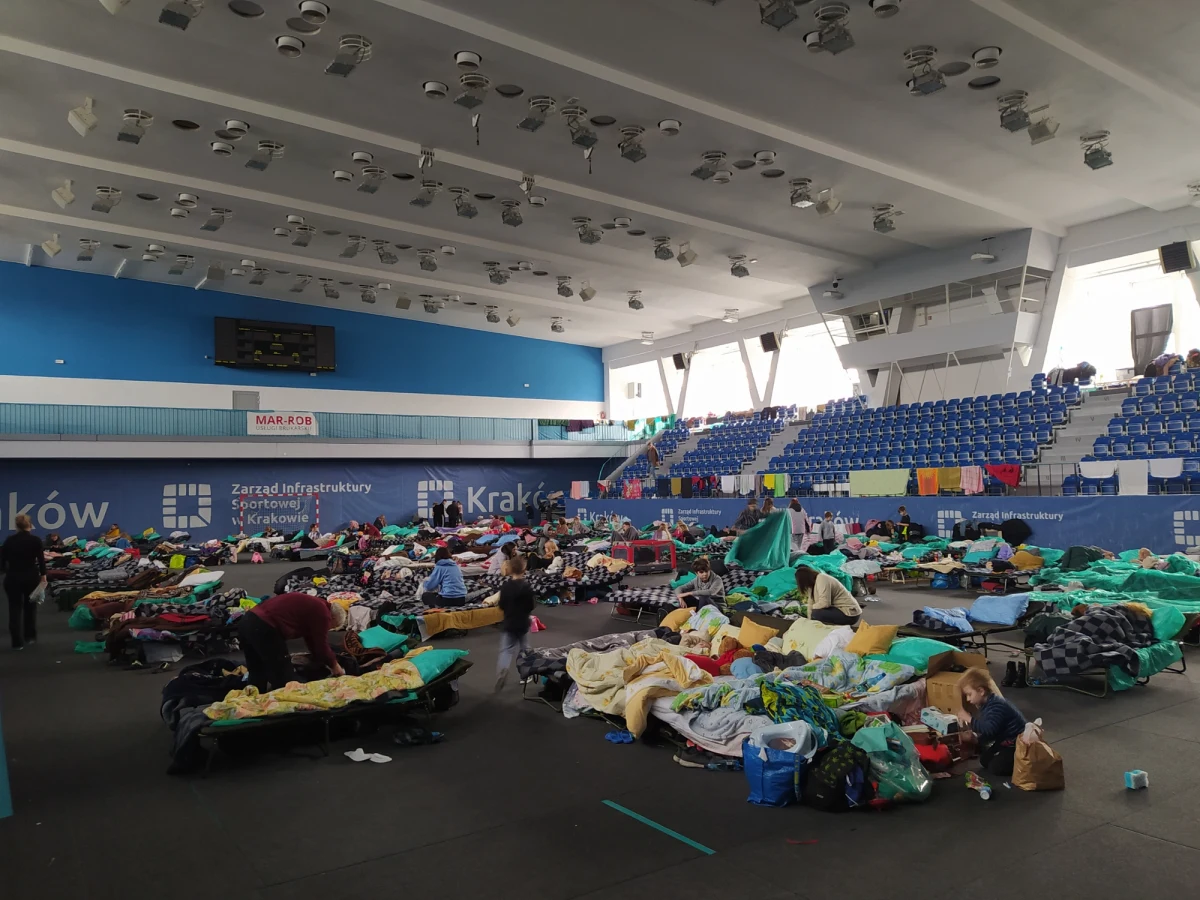 Hala widowisko-sportowa KS Hutnik na Suchych Stawach w Krakowie zapełniła się uchodźcami. Była przygotowana na 50 osób, a w ostatnich dniach przebywa tam nawet 220 uchodźców. Nie chcemy zostawić nikogo bez dachu nad głową - wyjaśnia Artur Trębacz, prezes Hutnika Kraków.