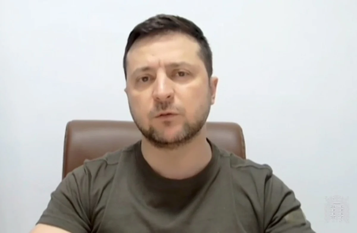 "Najgorsze, co mogło się stać, już się stało. Mamy wojnę, Rosja przeciwko Ukrainie" - powiedział w wywiadzie dla niemieckiego dziennika "Bild" Wołodymyr Zełenski. "Nie chcę teraz osądzać pana Scholza i jego rządu. Zrobię to później, gdy zobaczymy efekty wojny, policzymy jej ofiary" - zaznaczył ukraiński prezydent.