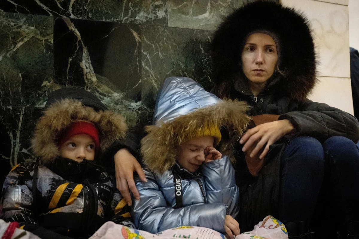 Na ogarniętych wojną terenach starają się działać ukraińscy prokuratorzy. Przesłuchują jeńców i świadków wydarzeń, zbierają materiały filmowe i zdjęcia, szczegółowo dokumentują zbrodnie wojenne popełniane przez Rosjan.  To praca, w której wiele ryzykują. 