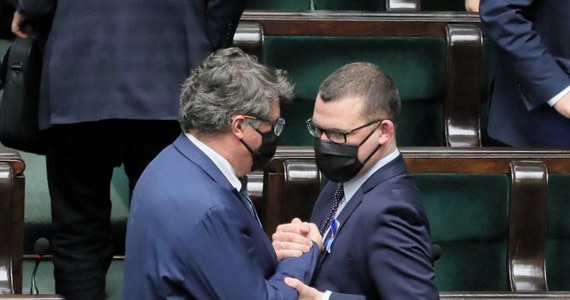 Sejm uchwalił w środę ustawę o pomocy obywatelom Ukrainy w związku z konfliktem zbrojnym na terytorium tego państwa. Specustawa reguluje m.in. kwestie związane z legalnością pobytu ukraińskich uchodźców w Polsce, a także udzielaną im pomocą.