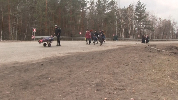 Ukraińscy cywile korzystają z korytarza humanitarnego na północ od stolicy Kijowa, w pobliżu wsi Dymer, uciekając przed walkami.