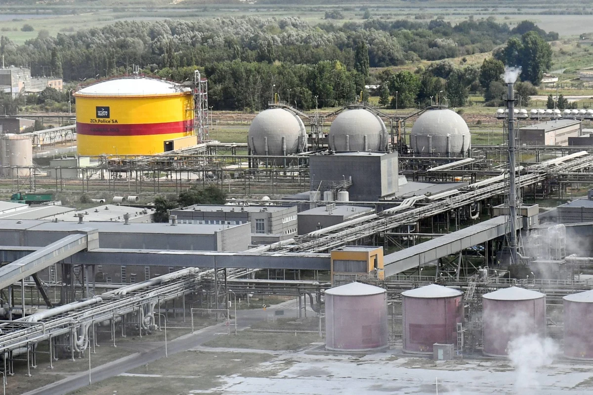 Z powodu awarii dwóch kotłów w zakładzie chemicznym Police nastąpiło czasowe zatrzymanie lub bardzo istotne ograniczenie produkcji - podała w środę spółka. Dodano, że na razie nie można wskazać konkretnego terminu usunięcia awarii.