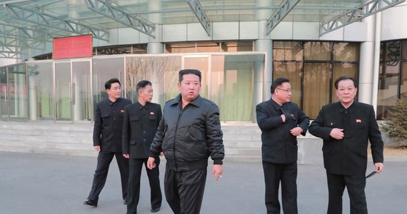 Przywódca Korei Północnej Kim Dzong Un powiedział, że budowany przez jego kraj satelita szpiegowski ma dostarczać w czasie rzeczywistym informacji o działaniach wojskowych Stanów Zjednoczonych i ich sojuszników - podały północnokoreańskie media.