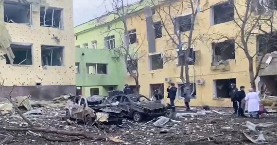 Zbombardowanie przez Rosjan szpitala położniczego w ukraińskim porcie Mariupol jest "zbrodnią wojenną" - powiedział w środę późnym wieczorem prezydent Ukrainy Wołodymyr Zełenski w nagraniu wideo. Władze oblężonego Mariupola w środę informowały, że w wyniku nalotu na kompleks szpitalny rannych zostało co najmniej 17 pracowników szpitala. W czwartek rano pojawiły się doniesienia, że są ofiary. 

