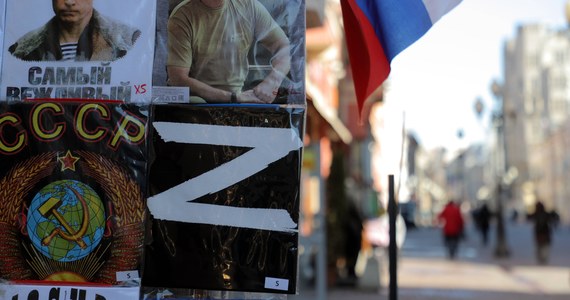​Czechy rozważają karanie osób, które używają symbolu "Z", stosowanego przez rosyjską armię w Ukrainie - informują czeskie media. Według śledczych wykorzystywanie znaku rosyjskiej armii można odebrać jako aprobatę zbrodni przeciwko ludzkości.