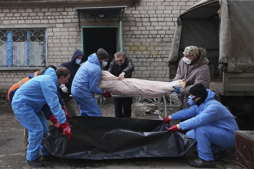 Mariupol żegna i chowa poległych