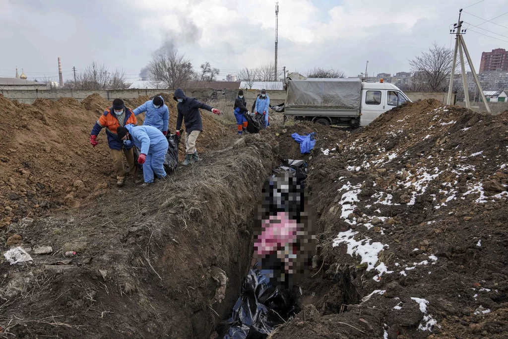 Mariupol. Polegli chowani są w masowych grobach