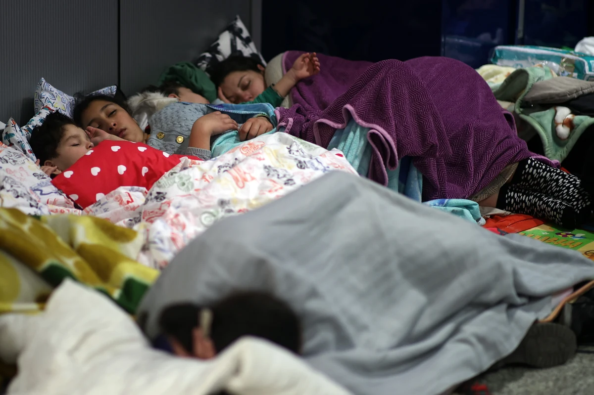 14 mln zł na pomoc doraźną dla uchodźców z Ukrainy wydano w ciągu dwóch tygodni z rezerwy budżetowej Krakowa. Władze miasta mówią, że sytuacja jest dramatyczna: funduszy ubywa i kończą się możliwości tworzenia kolejnych miejsc pobytu. Apelują do innych samorządów: otwórzcie się na uchodźców. 

