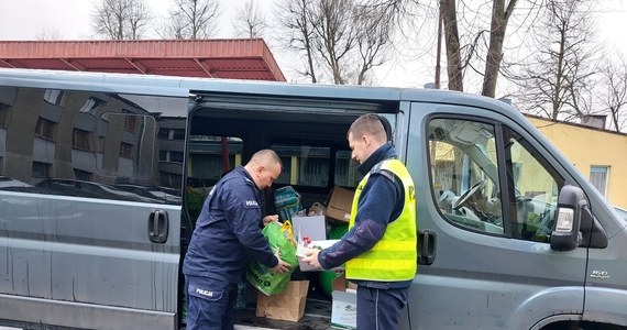 Policjanci i pracownicy pabianickiej komendy zorganizowali zbiórkę dla ukraińskich rodzin. Zgromadzono wszystkie niezbędne artykuły dla osób, które uciekły przed wojennym koszmarem. Zebrano żywność i artykuły higieniczne.