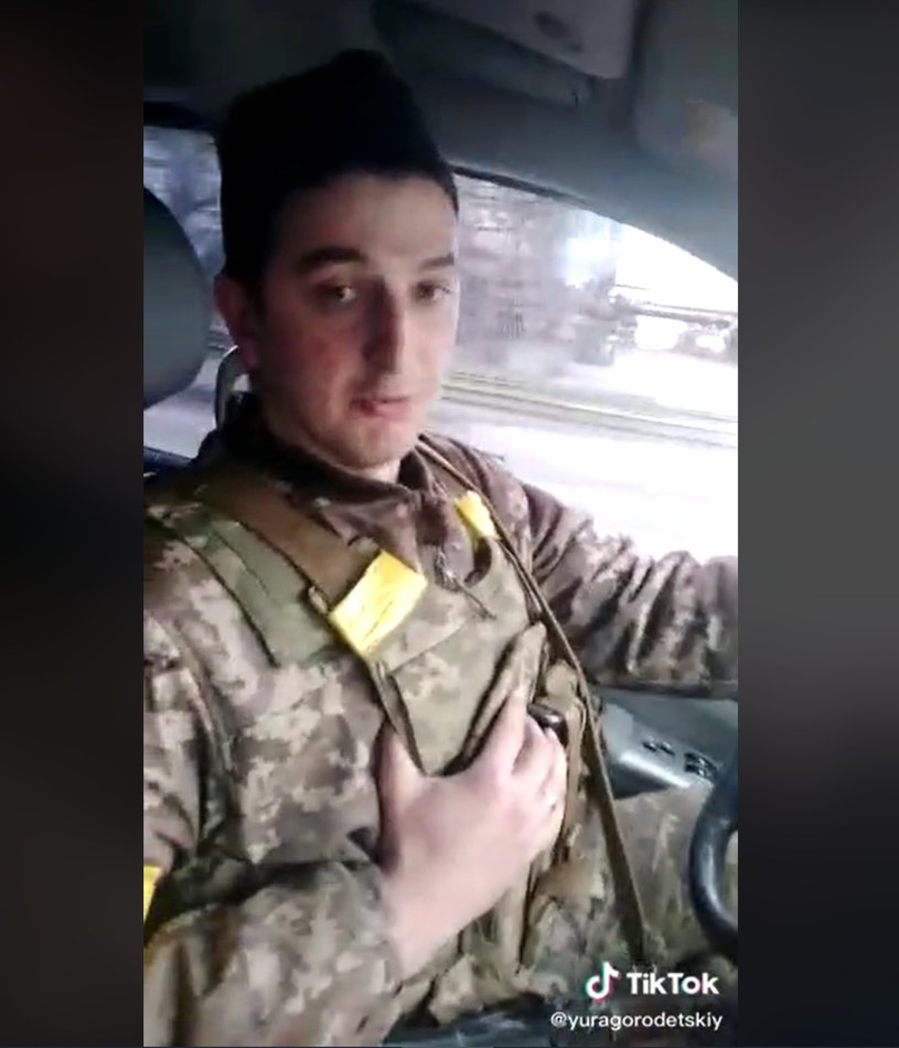 W mediach społecznościowych furorę robią nagrania ze śpiewającym żołnierzem ukraińskim. Internauci ucieszyli się, bo kolejne wideo trafiły na profil Yurija Gorodetskiego, dzięki czemu mają pewność, że nowy idol jest bezpieczny. 