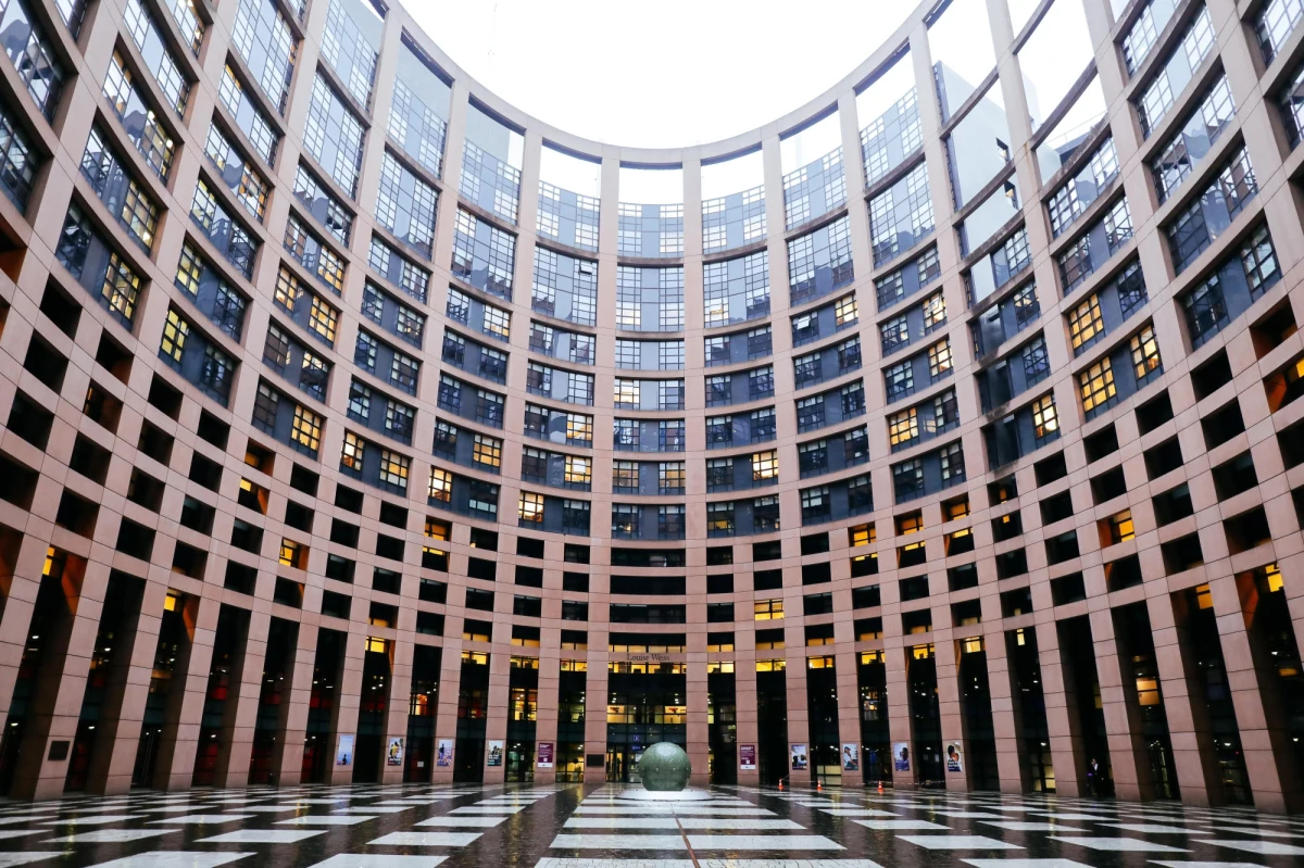Parlament Europejski przyjął rezolucję wzywającą do szybkiego uruchomienia mechanizmu warunkowości w budżecie UE. Mechanizm ten zakłada zamrażanie funduszy unijnych dla krajów, które zdaniem Komisji Europejskiej łamią praworządność.