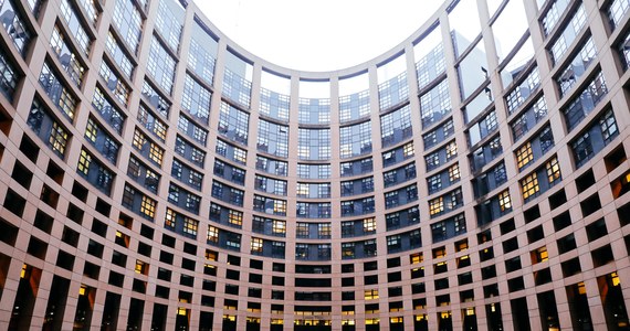 Parlament Europejski przyjął rezolucję wzywającą do szybkiego uruchomienia mechanizmu warunkowości w budżecie UE. Mechanizm ten zakłada zamrażanie funduszy unijnych dla krajów, które zdaniem Komisji Europejskiej łamią praworządność.