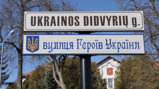 W Wilnie zmieniono nazwę ulicy, przy której znajduje się rosyjska ambasada. Teraz będzie się nazywać ul. Ukraińskich Bohaterów. W ten sposób Litwini chcą zaprotestować przeciwko rosyjskiej inwazji na Ukrainę.Pomagajmy Ukrainie - Ty też możesz pomóc!  Zobacz, jak? 