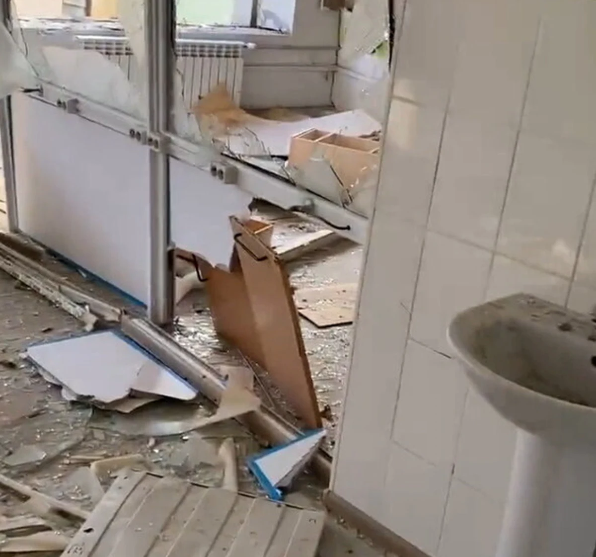 Trzy osoby, w tym jedno dziecko, zginęły w wyniku środowego ataku sił rosyjskich na szpital dziecięcy w Mariupolu – poinformował w czwartek rano ukraińskojęzyczny serwis BBC, powołując się na Radę Miejską Mariupola. „Zbombardowanie przez Rosjan szpitala położniczego w ukraińskim porcie Mariupol jest zbrodnią wojenną" – mówił jeszcze w środę wieczorem prezydent Wołodymyr Zełenski.