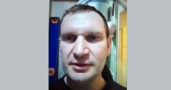 42-letni Radosław Kolasiński poszukiwany jest przez policję w sprawie zabójstwa trzech chłopców, których ciała znaleziono w środę w jednym z domów w Płocku. Policja publikuje zdjęcie i rysopis mężczyzny.
