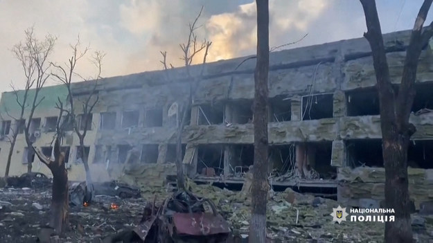 Doniecka policja opublikowała zdjęcia przedstawiające zbombardowany szpital dziecięcy w oblężonym Mariupolu. Budynek jest doszczętnie zniszczony. Pomagajmy Ukrainie - Ty też możesz pomóc!  Zobacz, jak? 