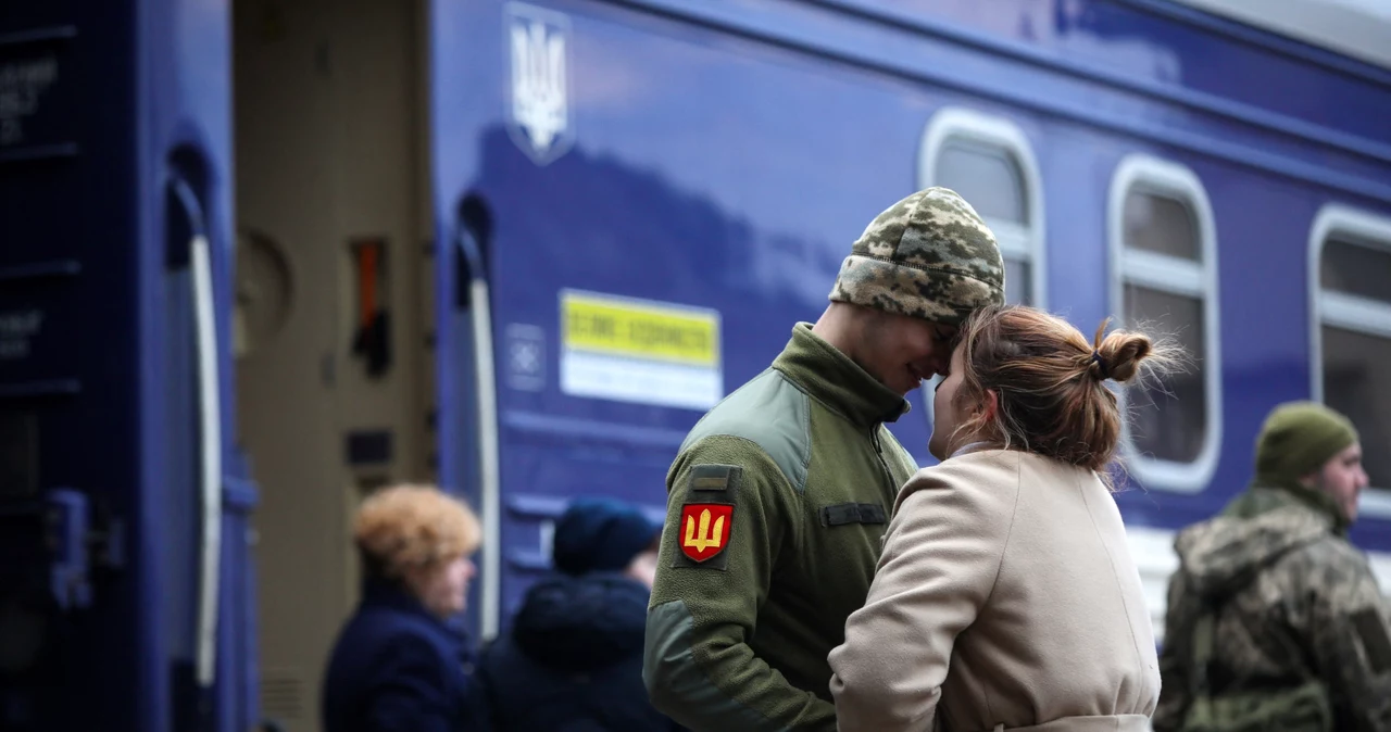 Dworzec we Lwowie, ukraiński żołnierz żegna swoją dziewczynę 