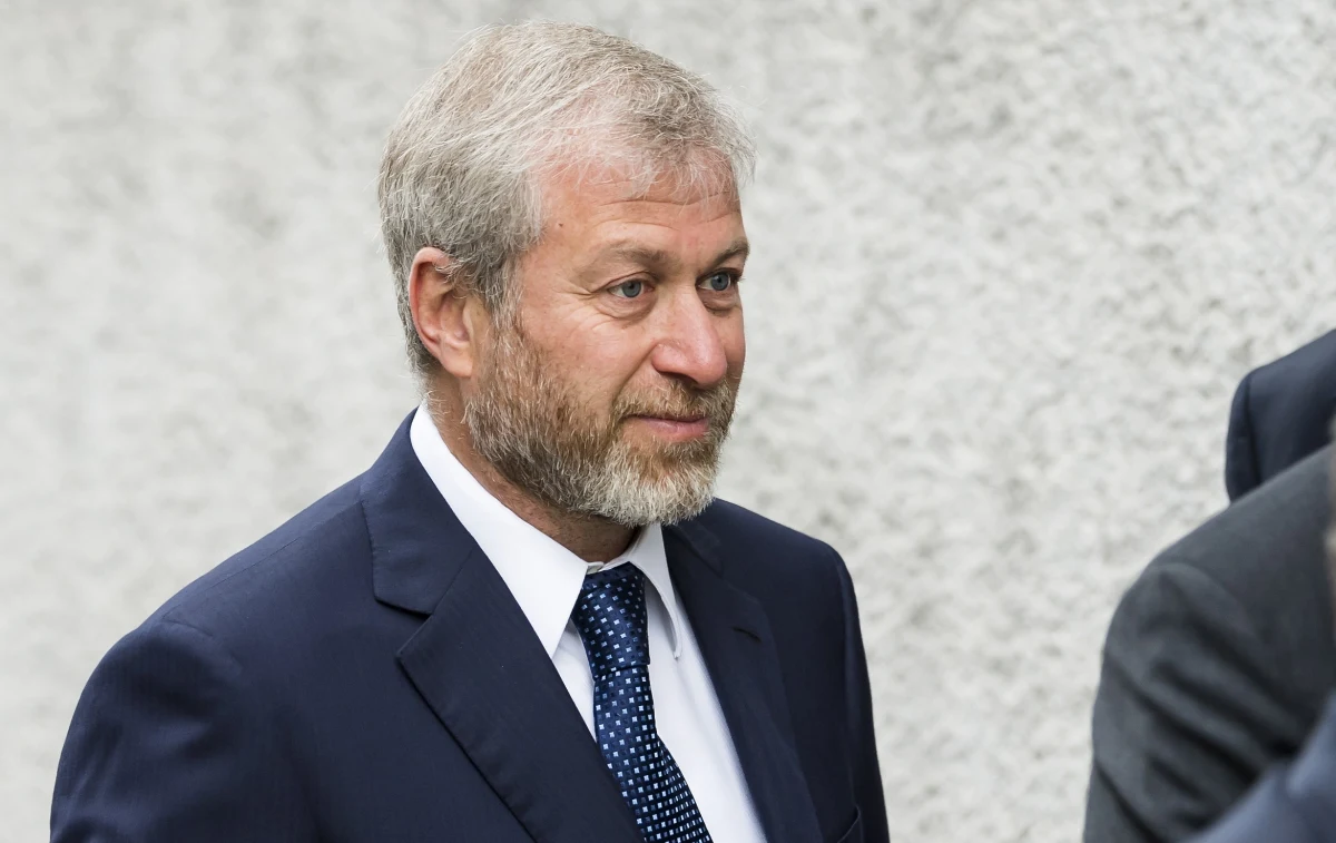 ​Wielka Brytania nałożyła nowe sankcje na siedmiu rosyjskich oligarchów. Do listy dodano m.in. właściciela Chelsea Romana Abramowicza, dyrektora Rosnieftu Igora Sieczina i prezesa Gazpromu Aleksieja Millera.