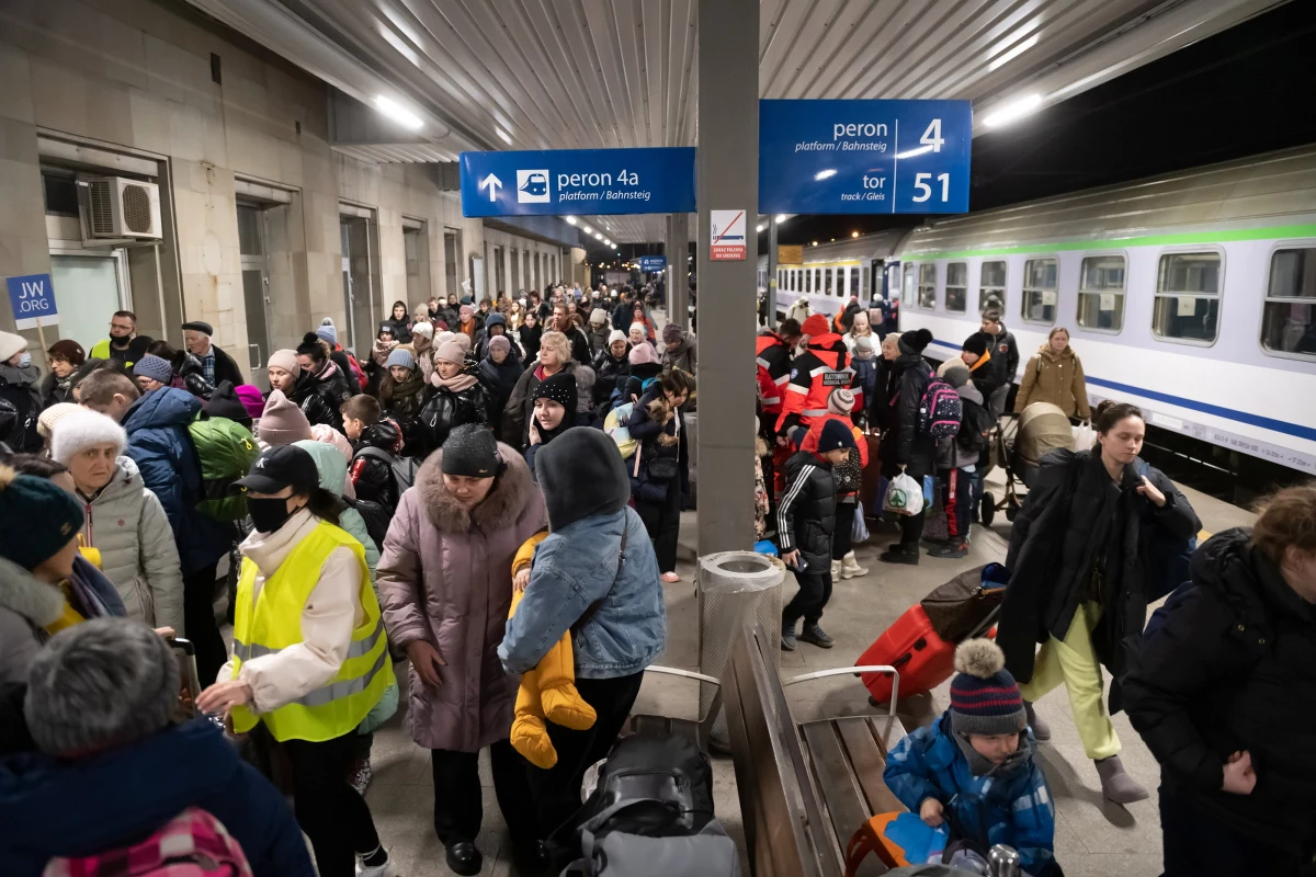 ​Na Warmii i Mazurach jest ponad tysiąc nauczycieli, którzy posługują się językiem ukraińskim lub rosyjskim i mogą pomóc dzieciom z Ukrainy rozpoczynającym naukę w polskich szkołach - podało kuratorium oświaty. Na razie w regionie jest kilkudziesięciu takich uczniów.