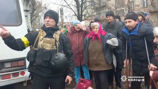 Doniecka policja opublikowała nagrania przedstawiające ewakuację Ukraińców z obwodu donieckiego. Zostaną przesiedleni w bezpieczne rejony. Ewakuacja przebiega sprawnie. Ludzie z niewielkimi bagażami podręcznymi wsiadają do autobusów. Pomagajmy Ukrainie - Ty też możesz pomóc!  Zobacz, jak? 