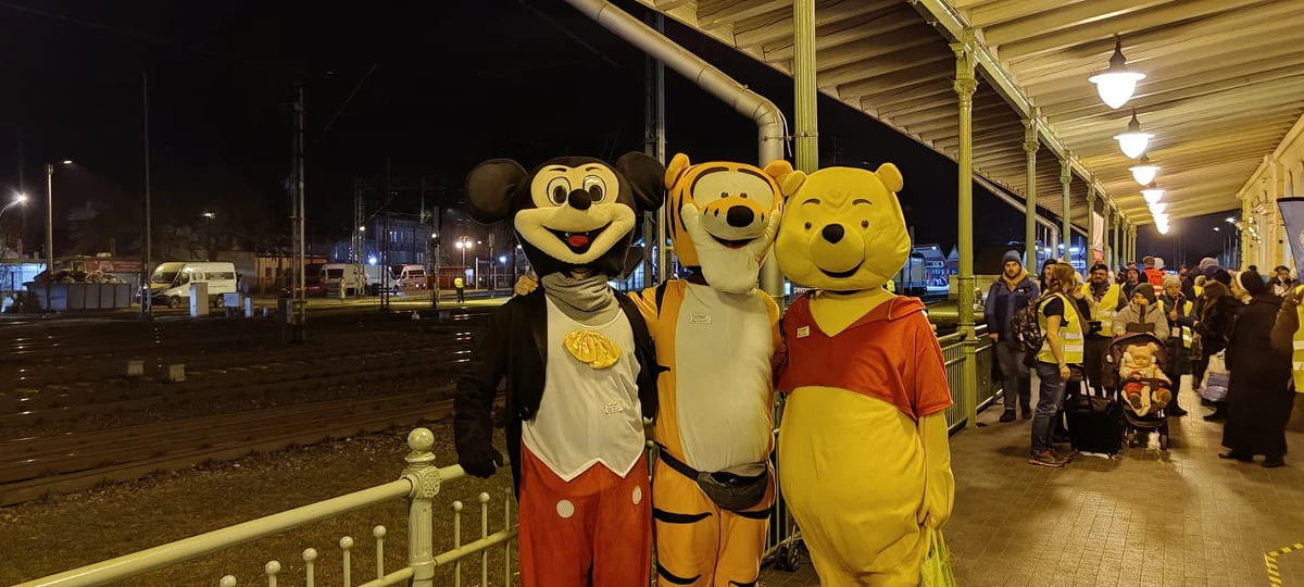Pomysł narodził sie spontanicznie. Trzech kolegów postanowiło wypożyczyć stroje postaci znanych z bajek i w ten sposób przyjąć najmłodszych uchodźców. Na dworcu w Przemyślu rozdawali uściski, przybijali piątki, częstowali słodyczami i wyczarowywali uśmiechy. Dziś ich pomysł inspiruje kolejne osoby. PKP czyli Pluszowy Komitet Powitalny będzie się rozrastał. 