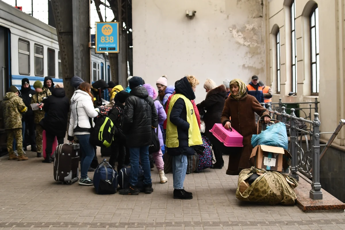 Kolejna noc bez alarmów i ostrzeżeń przed nalotami na zachodzie Ukrainy. Lwów - to jeden z ostatnich przystanków dla uchodźców - w drodze do Polski. Dotarli tam nasi wysłannicy na Ukrainę: Paweł Balinowski i Mateusz Chłystun. "Widać tutaj w miarę normalne życie" - informują w czwartek w swoich specjalnych relacjach. 