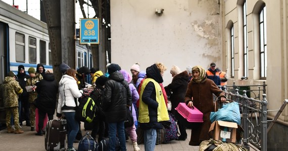 Kolejna noc bez alarmów i ostrzeżeń przed nalotami na zachodzie Ukrainy. Lwów - to jeden z ostatnich przystanków dla uchodźców - w drodze do Polski. Dotarli tam nasi wysłannicy na Ukrainę: Paweł Balinowski i Mateusz Chłystun. "Widać tutaj w miarę normalne życie" - informują w czwartek w swoich specjalnych relacjach. 