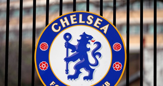 Brytyjski rząd wstrzymał planowaną sprzedaż klubu Chelsea Londyn, a także m.in. piłkarzy tego zespołu. To efekt sankcji nałożonych na właściciela klubu Romana Abramowicza. Jak dodano, drużyna będzie mogła grać mecze na podstawie wydanej licencji.
