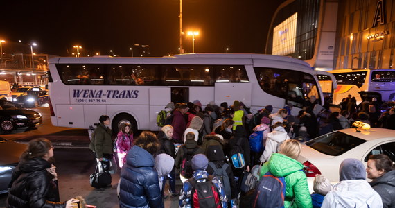 Osoby znające język ukraiński proszone są o pomoc w wolontariacie - apeluje Caritas Archidiecezji Poznańskiej. "Tłumacze tak naprawdę potrzebni są na każdym kroku" - powiedziała w czwartek Katarzyna, liderka wolontariuszy Caritas Poznań.